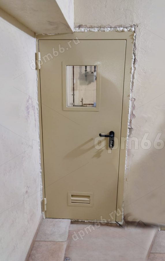 Дверь металлические с окном и вентиляционной решеткой