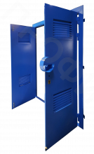 Дверь двухстворчатая с решетками и защитным кожухом навесного замка