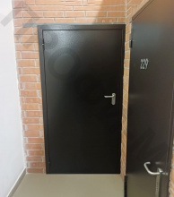 Сейф-дверь квартирная с нержавеющей ручкой