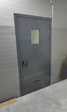 Дверь однопольная с вентиляционной решеткой и окном ДПМО EI-60