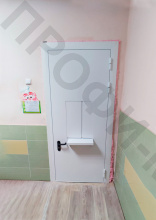 Дверь с раздаточным окном и полкой внутри