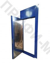 Двери с накладками из нержавеющей стали и люком во фрамуге