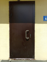 Дверь с ручкой скоба входная