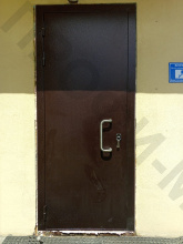 Дверь с ручкой скоба входная