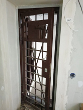 Дверь КХО с окном выдачи оружия в решетке