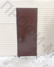 Дверь уличная с фрамугой и ручкой скоба