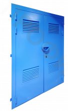 Дверь двухстворчатая с решетками и защитным кожухом навесного замка